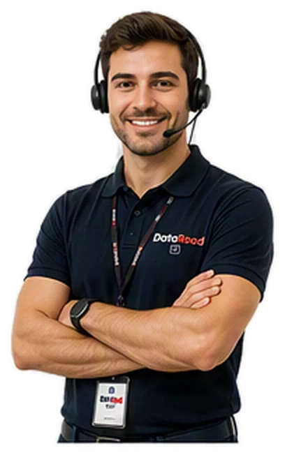 Support-Mitarbeiter mit Headset und Mikrofon, Arme vor der Brust gekreuzt, lächelnd in einem dunkelblauen DataRoad-Polohemd mit Namensschild.