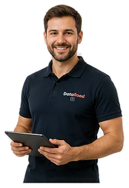 Lächelnter Mann in einem dunklen Polohemd mit einem Tablet, der wie ein hilfsbereiter Mitarbeiter wirkt.